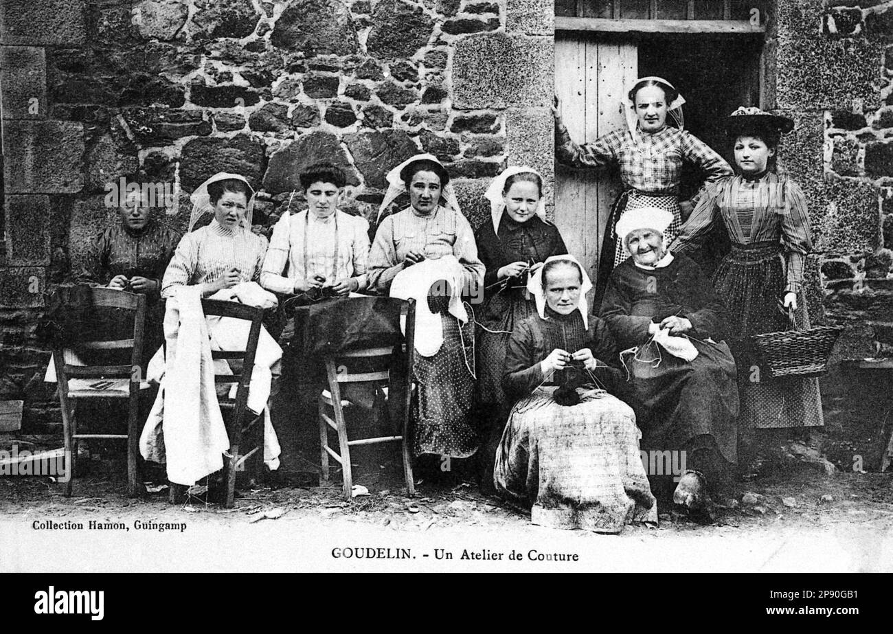 Claude Lacourarie - fotografo bretone - vita rurale della Bretagna intorno al 1900 - Fotografia di gruppo delle donne bretone in un laboratorio di cucito. Foto Stock