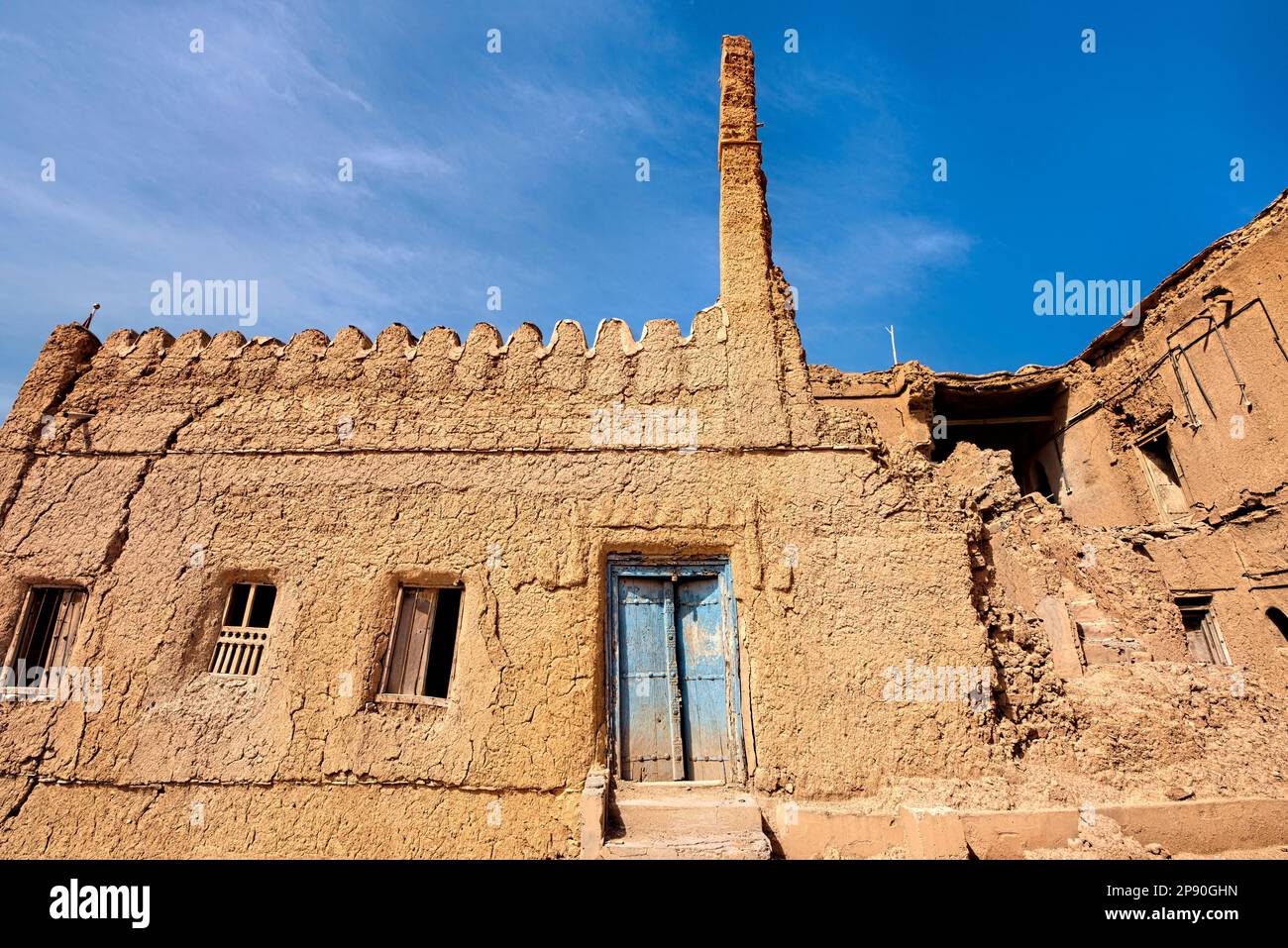 Cadendo giù le rovine di fango-mattone del vecchio villaggio in al Hamra, Oman Foto Stock