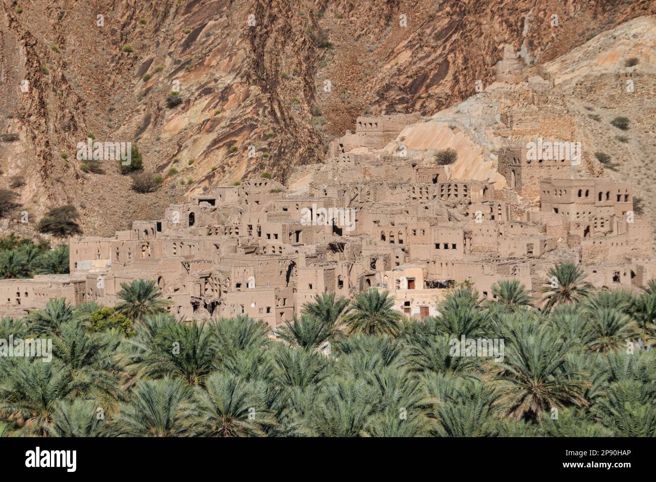 Fango-mattoni rovine nel vecchio villaggio di Birkat al Mouz, Oman Foto Stock
