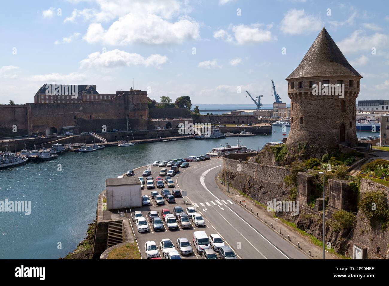 Brest, Francia - 24 2017 luglio: Il Tour Tanguy, Bastille de Quilbignon o Tour de la Motte Tanguy è una torre medievale su una motte rocciosa accanto al Penfe Foto Stock