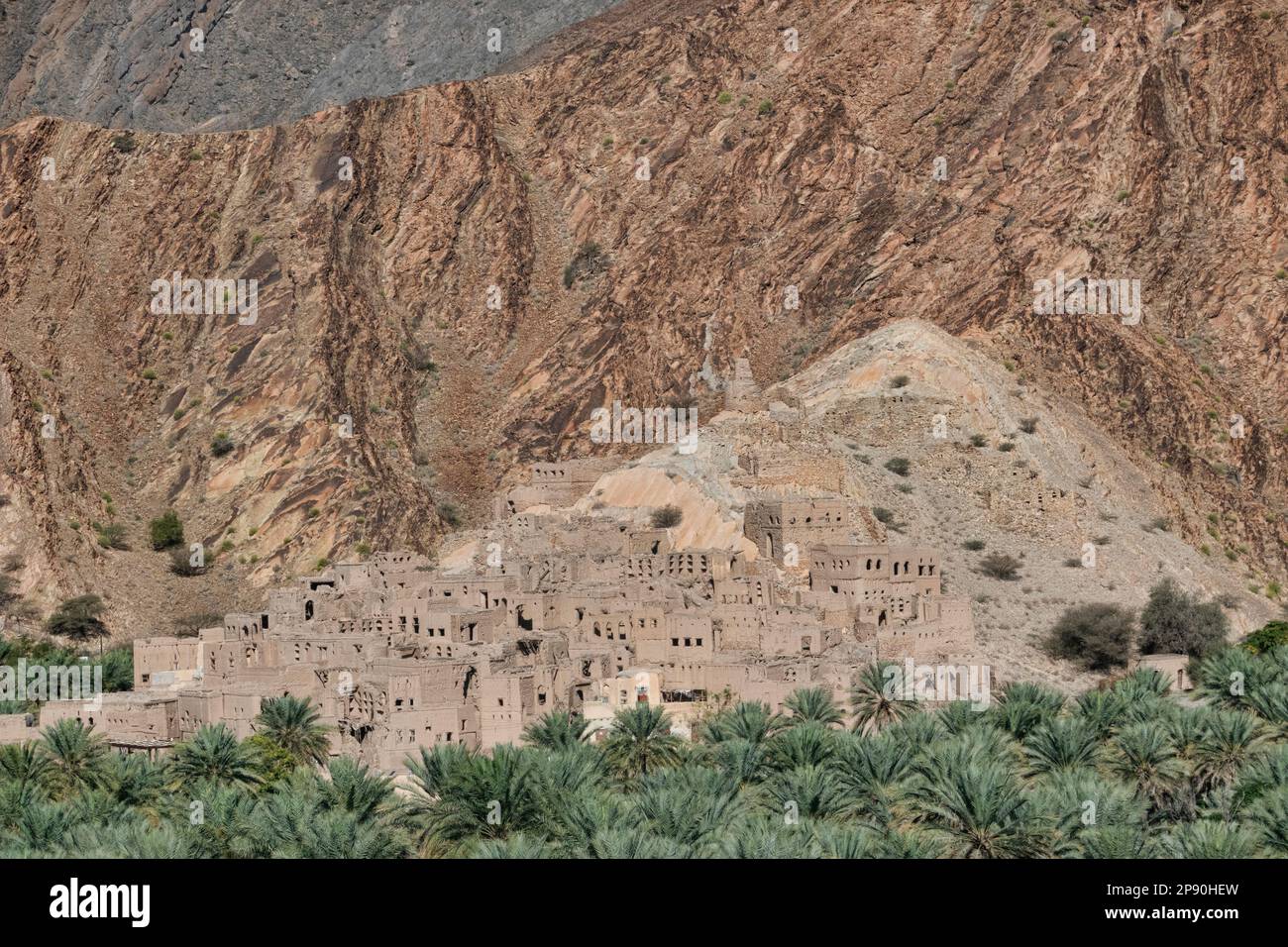 Fango-mattoni rovine nel vecchio villaggio di Birkat al Mouz, Oman Foto Stock