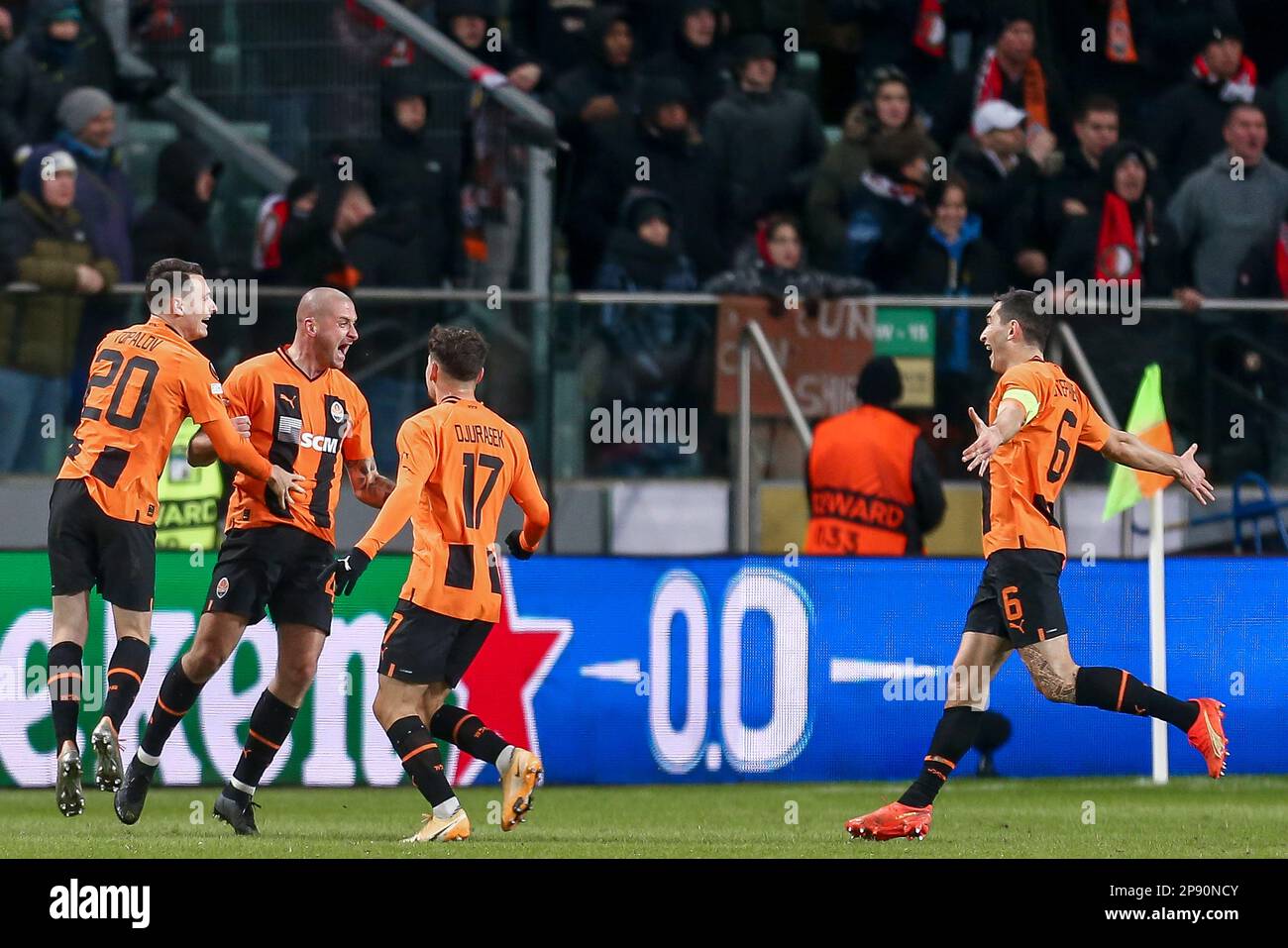 09-03-2023: Sport: Shakhtar contro Feyenoord WARSCHAU, POLONIA - 9 MARZO: Yaroslav Rakitskyi (FC Shakhtar Donetsk), Dmytro Topalov (FC Shakhtar Donetsk), N Foto Stock