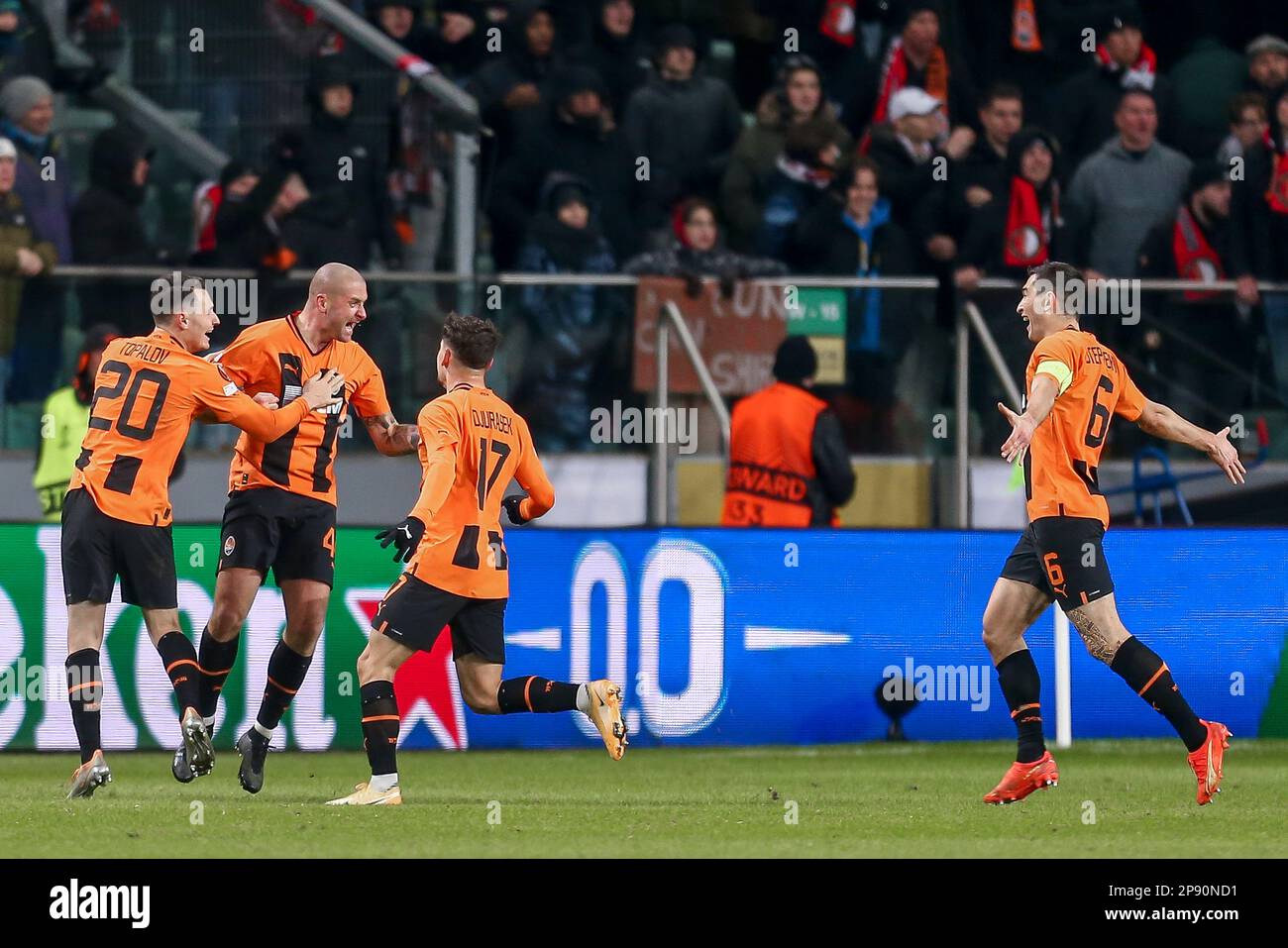 09-03-2023: Sport: Shakhtar contro Feyenoord WARSCHAU, POLONIA - 9 MARZO: Yaroslav Rakitskyi (FC Shakhtar Donetsk), Dmytro Topalov (FC Shakhtar Donetsk), N Foto Stock