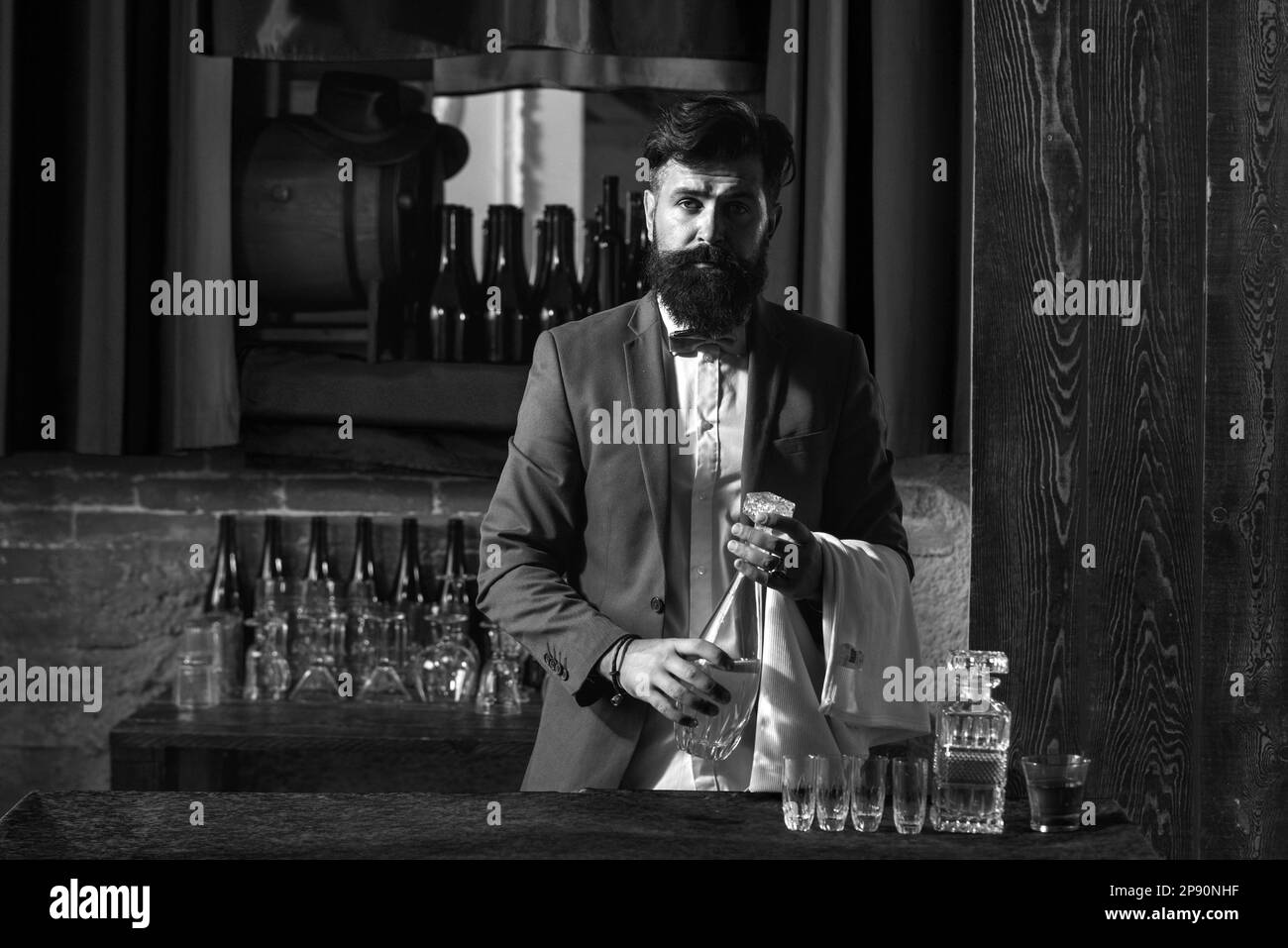 Cameriere barista al bar. Ritratto di allegro barman operaio in piedi Foto Stock