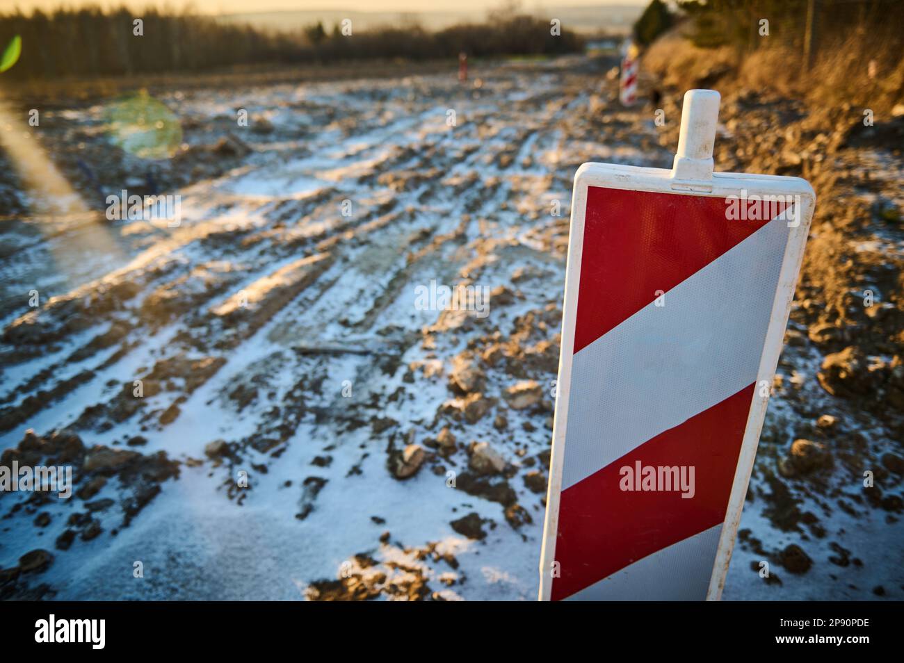 Solchi ghiacciati su una sezione rinnovata di strade cittadine Foto Stock