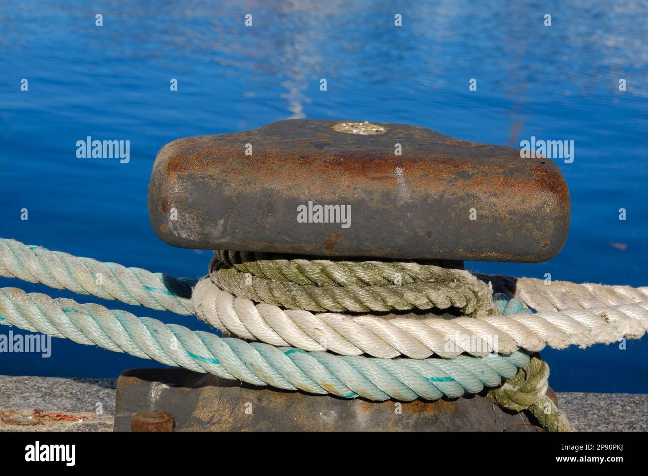 Poller con una corda al Mar Baltico Foto Stock