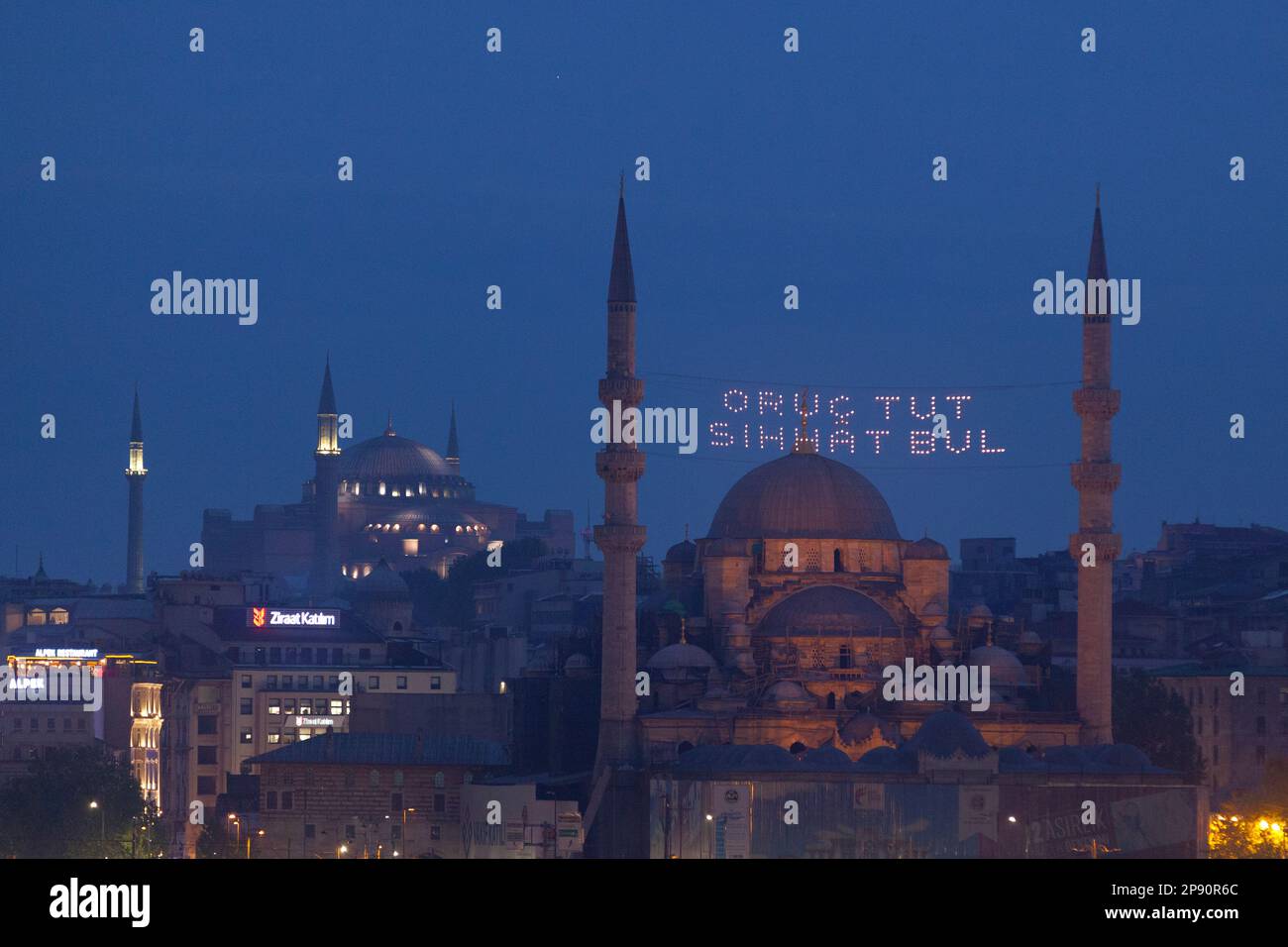 Istanbul, Turchia - Maggio 10 2019: La Nuova Moschea è una moschea imperiale ottomana situata nel quartiere Eminönü sul Corno d'Oro, all'estremità meridionale di Foto Stock