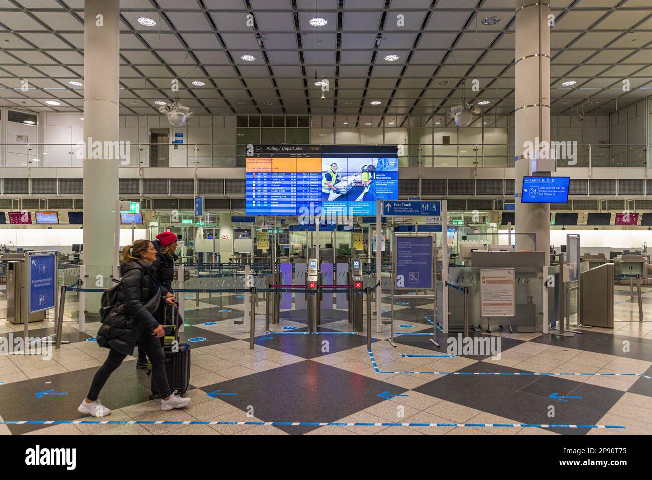 MONACO di Baviera, GERMANIA - 5 MARZO 2023: Immagine interna del controllo di sicurezza al Terminal 1, Aeroporto di Monaco. Terminal 1 è il luogo dove tutti non Star Foto Stock