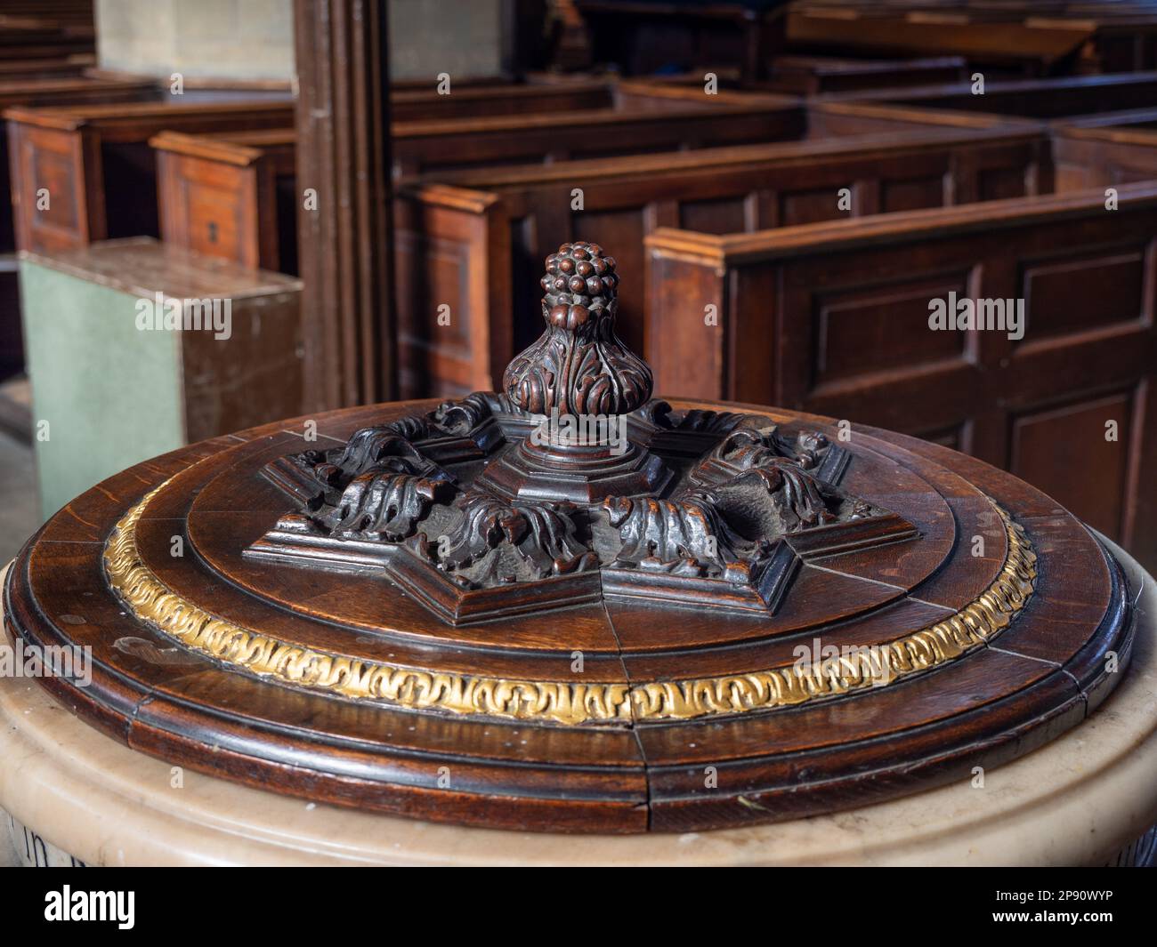 Copertina in legno intagliato, interno della chiesa di tutti i Santi, Northampton, Regno Unito; Foto Stock