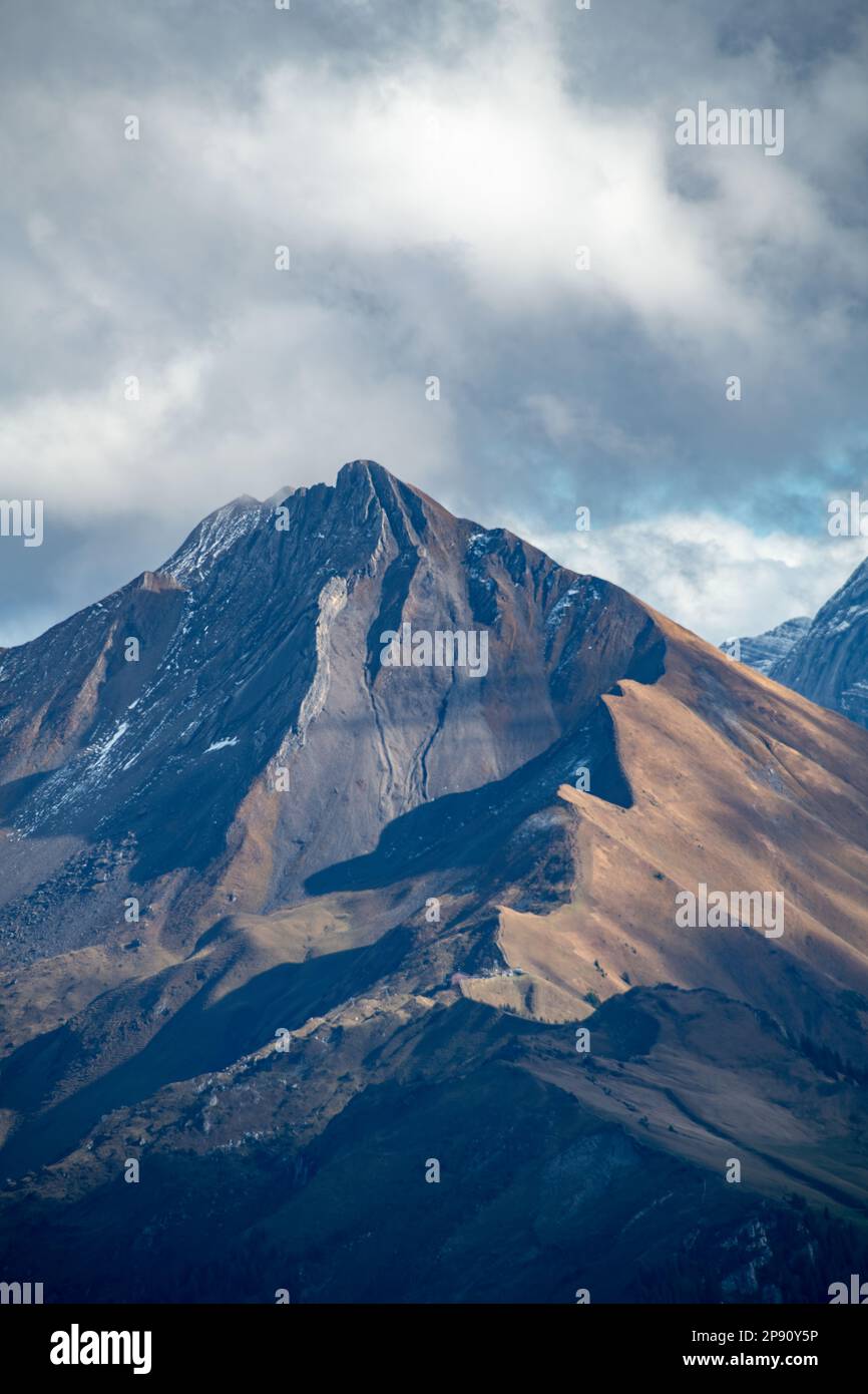 Una montagna sotto il cielo nuvoloso Foto Stock