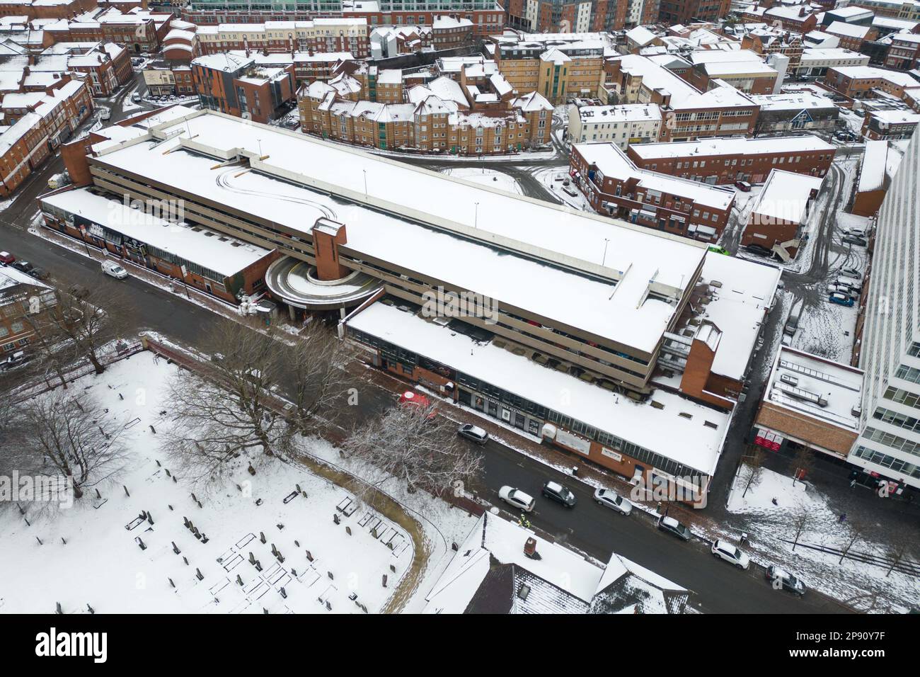 Jewellery Quarter, Birmingham, 10 marzo 2023 - le foto dei droni sopra il Jewellery Quarter di Birmingham e il Warstone Lane Cemetery come condizioni vinicole di "The Beast from the East" hanno coperto la città nelle prime ore del mattino. Credito: Interrompi stampa Media/Alamy Live News Foto Stock