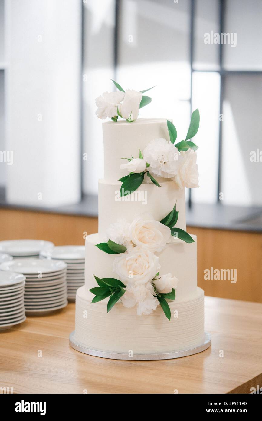 Bella torta di nozze grande con fiori Foto Stock
