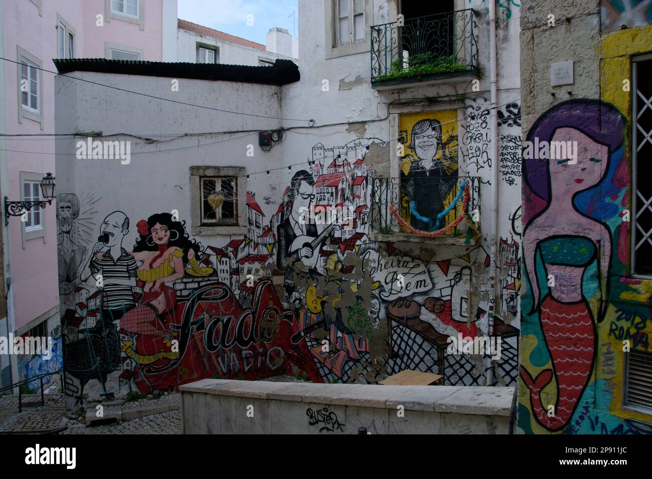 Un angolo di strada di Lisbona con una suggestiva decorazione a tema Fado graffitti. Foto Stock