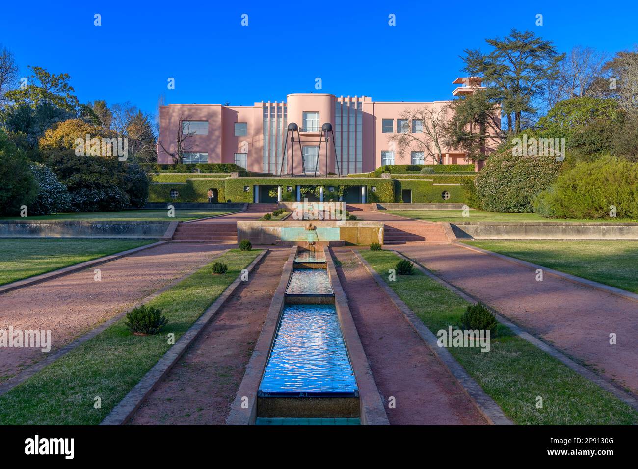 Serralves Villa, un palazzo rosa art deco del 1930s con un museo d'arte contemporanea e grandi giardini, a Serralves, alla periferia di Porto, Portogallo. Foto Stock
