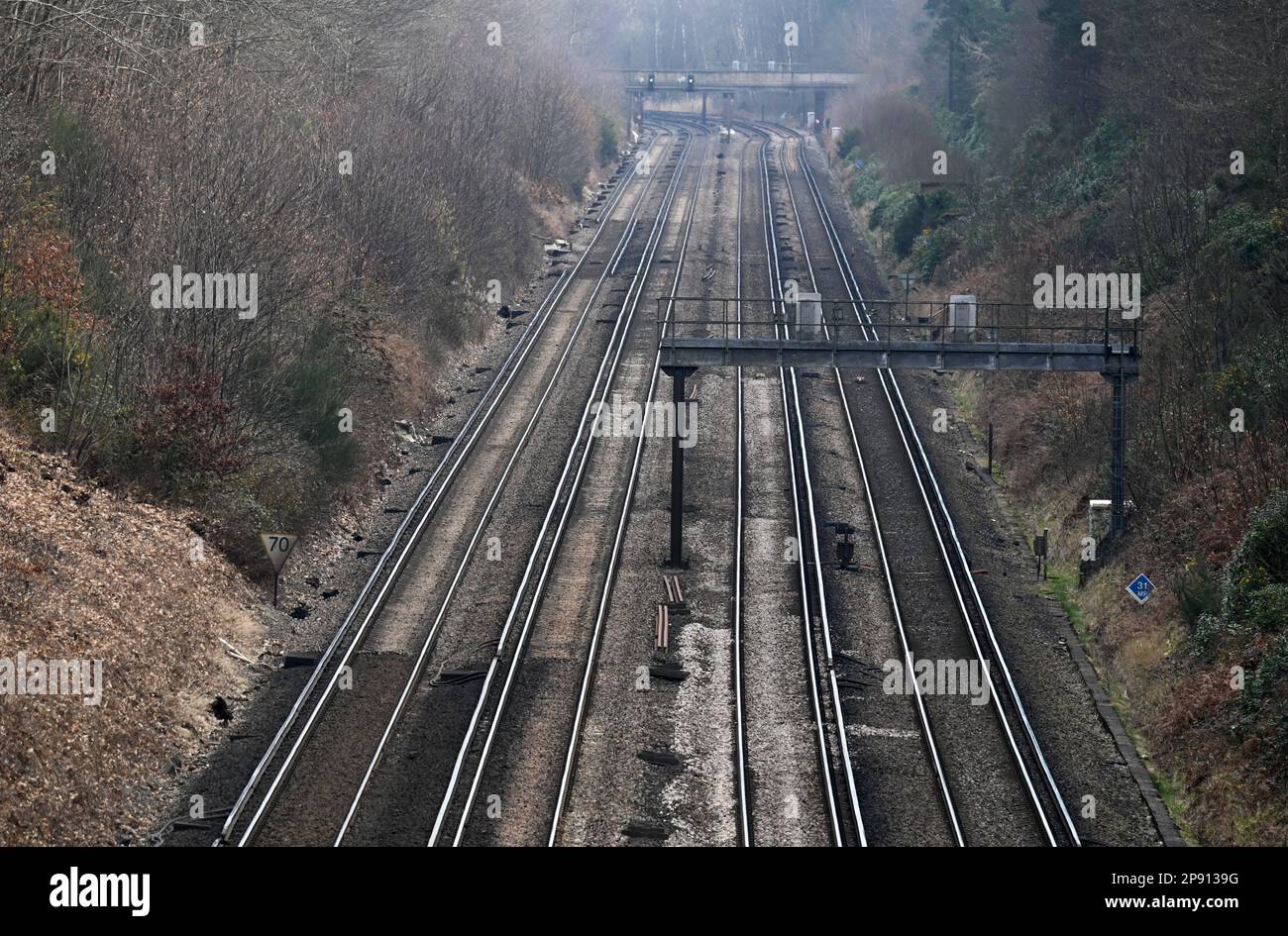 La linea principale sud-occidentale a Deepcut nel Surrey, a metà strada tra Woking e Farnborough Foto Stock