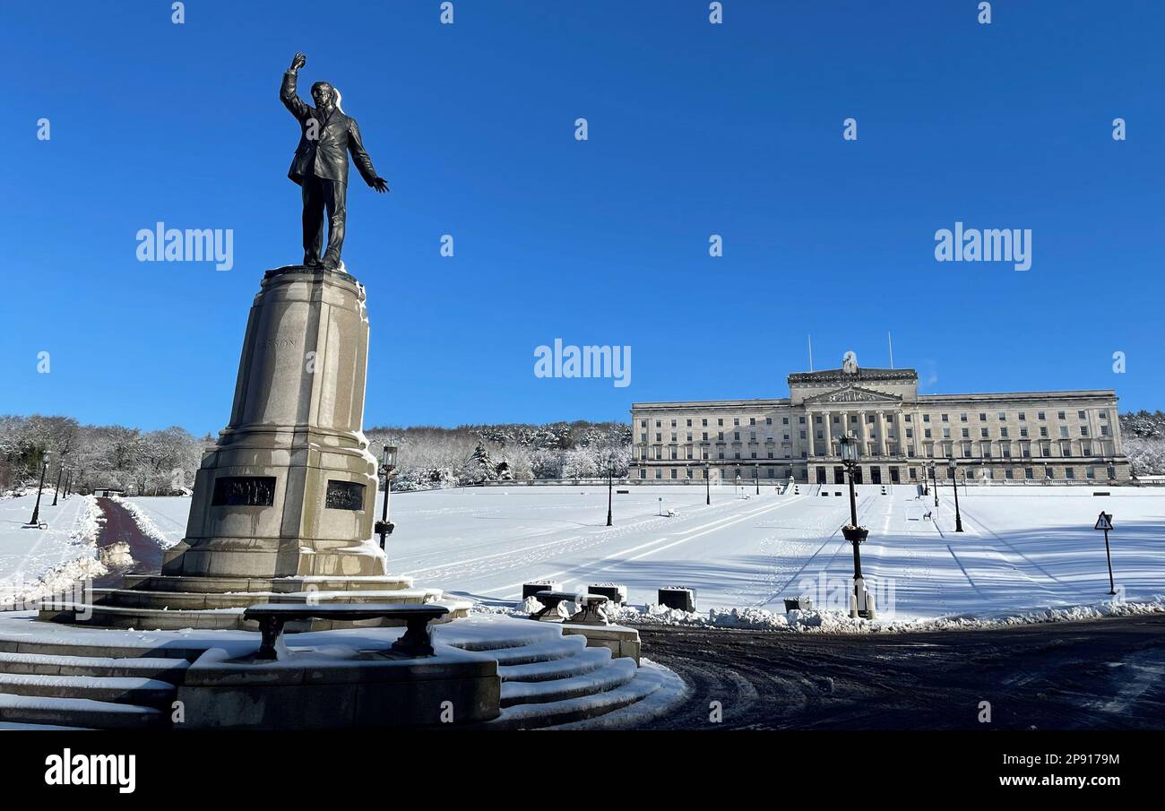 Neve nella tenuta Stormont a Belfast, Irlanda del Nord. Data immagine: Venerdì 10 marzo 2023. Foto Stock