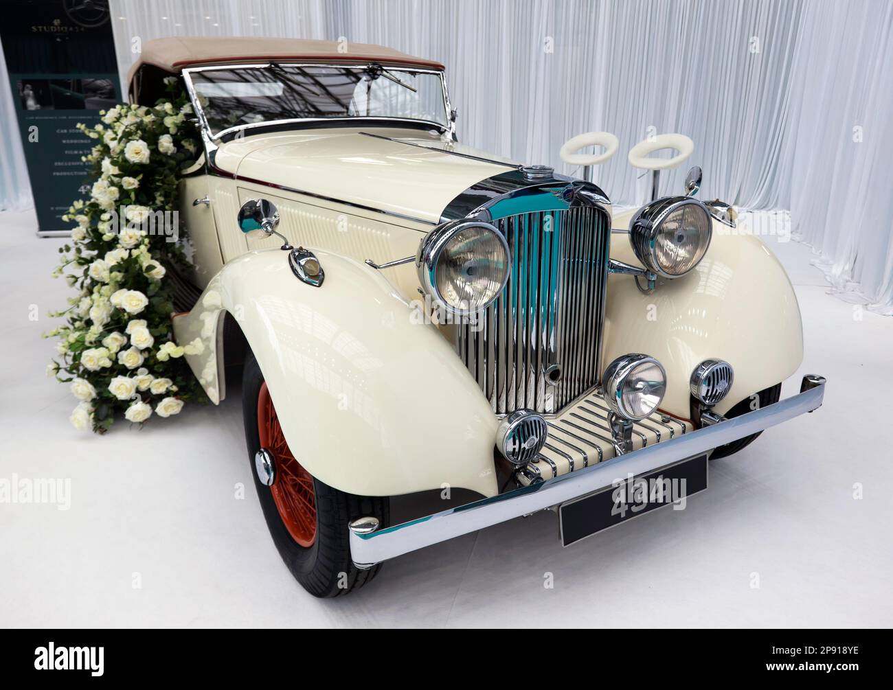 Vista frontale a tre quarti di un tourer bianco, 1938, Jensen S Type 3,5 litri a doppia carena, in esposizione allo stand Studio 434, Foto Stock