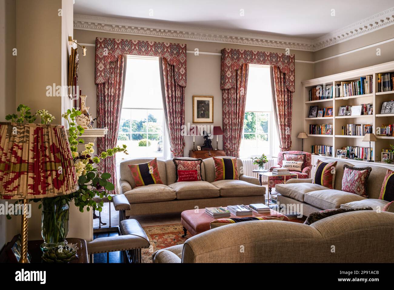 Lampada IKAT e divani con libreria nel 18th ° secolo grado II elencati Suffolk Country House, Regno Unito Foto Stock
