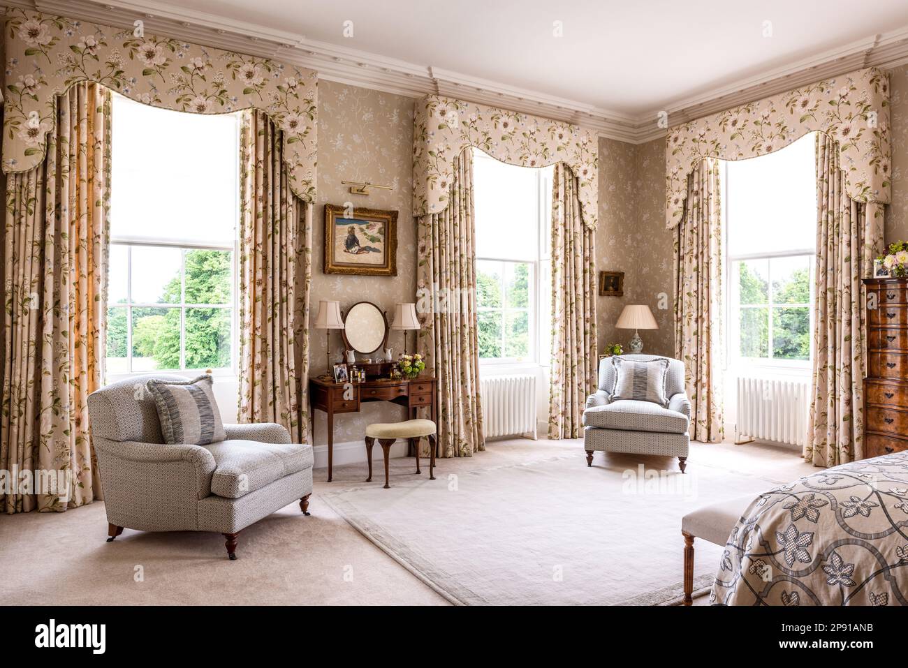 Toletta e poltrone in elegante camera da letto riempito di luce naturale, 18th ° secolo grado II elencati Suffolk Country House, Regno Unito Foto Stock