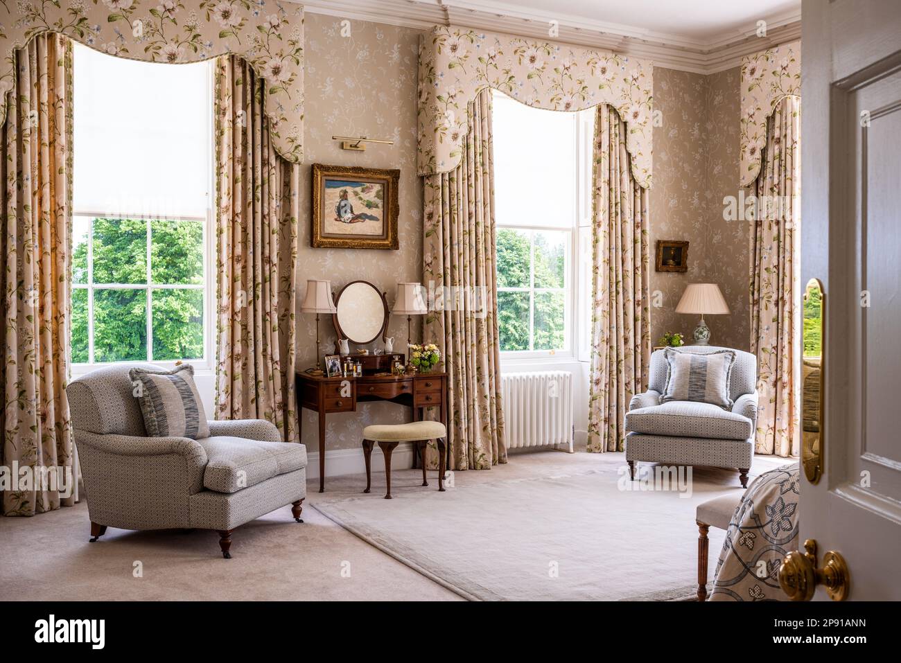 Toletta e poltrone in elegante camera da letto riempito di luce naturale, 18th ° secolo grado II elencati Suffolk Country House, Regno Unito Foto Stock