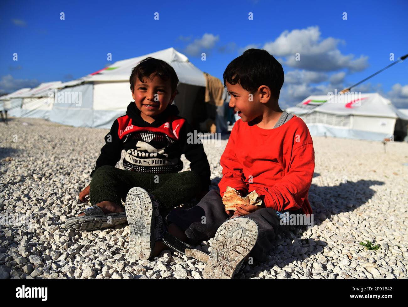 Jableh, Siria. 9th Mar, 2023. I bambini provenienti da un'area colpita dal terremoto sono raffigurati in un rifugio nella città di Jableh, provincia di Latakia, Siria, 9 marzo 2023. Secondo dati recenti, i terremoti che hanno colpito la Siria e T¨¹rkiye il 6 febbraio, e i successivi potenti terremoti, hanno ucciso più di 51.000 persone nei due paesi, e hanno lasciato milioni di persone al riparo in tende. In Siria, almeno 8,8 milioni di persone sono state colpite dai terremoti. Credit: Ammar Safarjalani/Xinhua/Alamy Live News Foto Stock