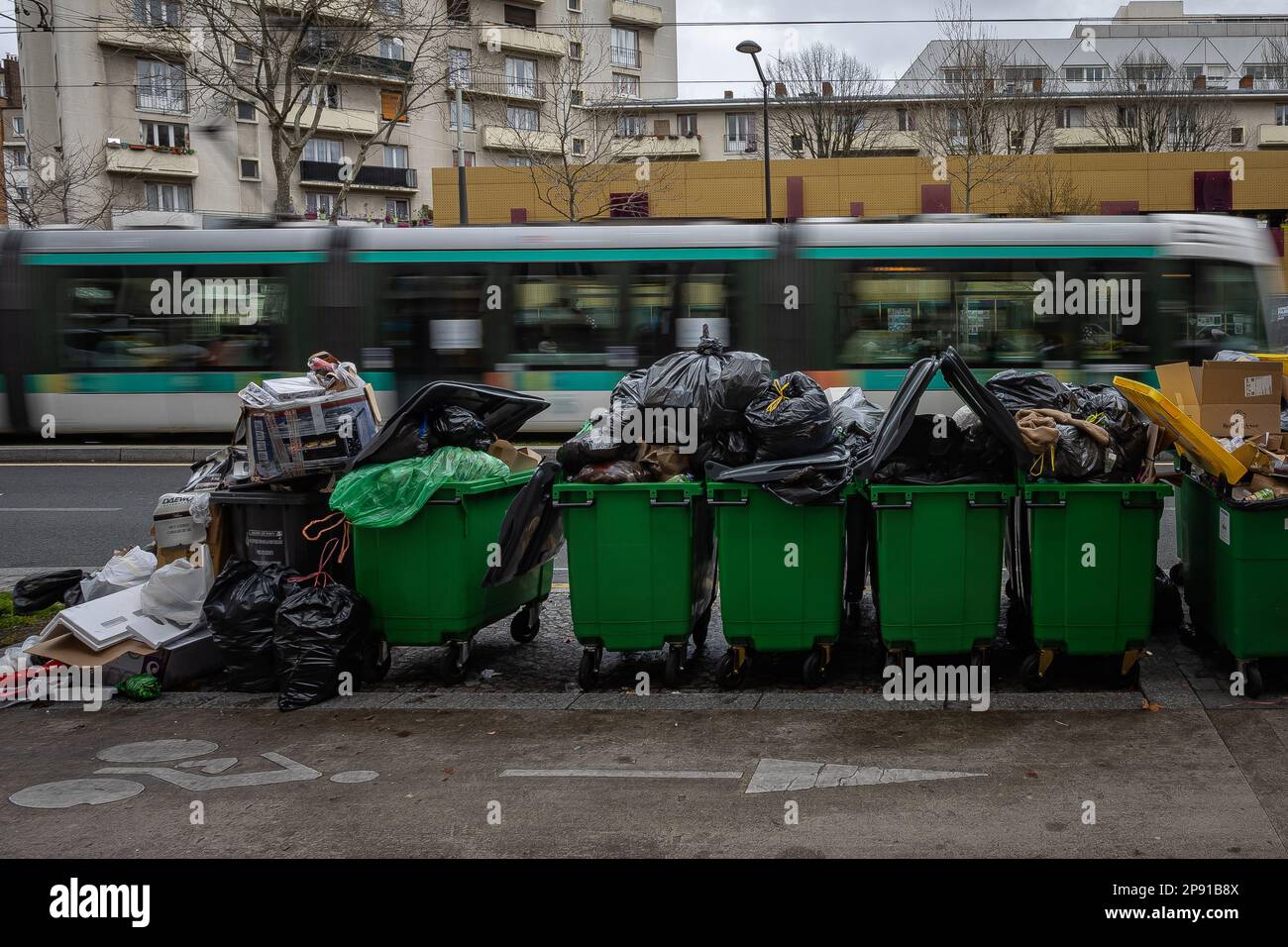 Parigi, Francia. 9th Mar, 2023. I rifiuti si accumulano su una strada a Parigi, in Francia, il 9 marzo 2023. Martedì 1,28 milioni di persone hanno protestato in tutta la Francia contro il piano di riforma pensionistica del governo, ha affermato il Ministero francese degli interni. Tutti i settori del servizio pubblico hanno già annunciato una proroga degli scioperi di mercoledì. Credit: Aurelien Morissard/Xinhua/Alamy Live News Foto Stock