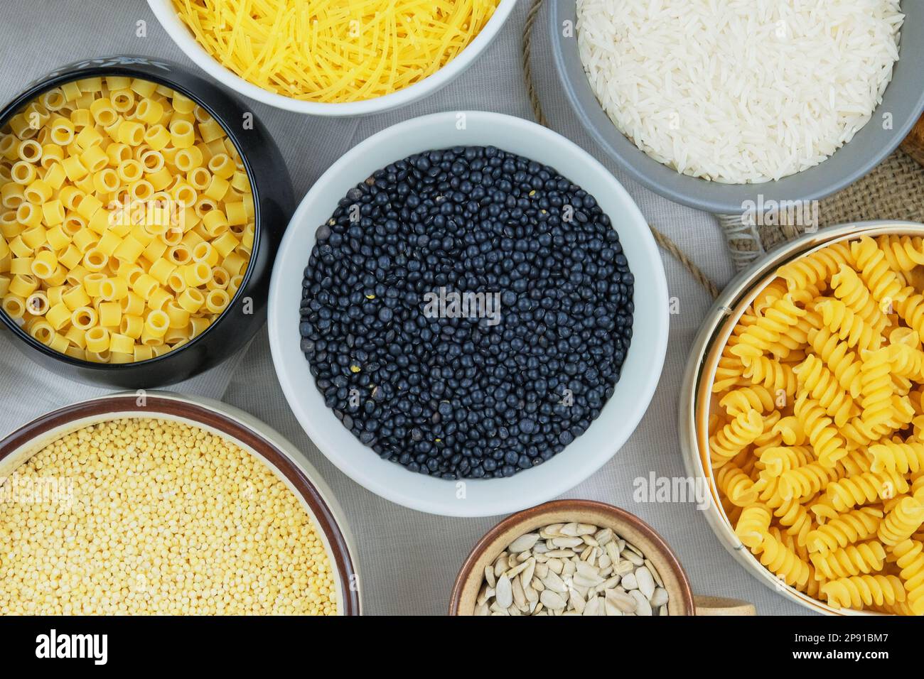 Lenticchie in ciotola. Impulso proteico che viene essiccato e poi imbevuto e cotto prima di mangiare. Prodotto biologico vegetariano. Foto Stock