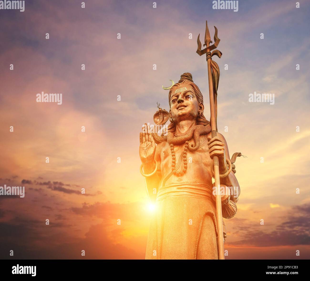 L'enorme statua Shiva Mangal Mahadev è un pezzo d'arte di 33 m nel tempio di Ganga talao sul cielo blu sera tramonto, isola Mauritius. Foto Stock