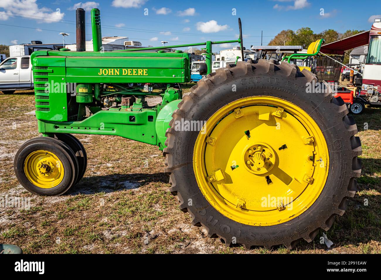 Fort Meade, FL - 26 febbraio 2022: Vista laterale in prospettiva alta di un trattore John Deere modello A del 1947 in occasione di una fiera locale dei trattori. Foto Stock