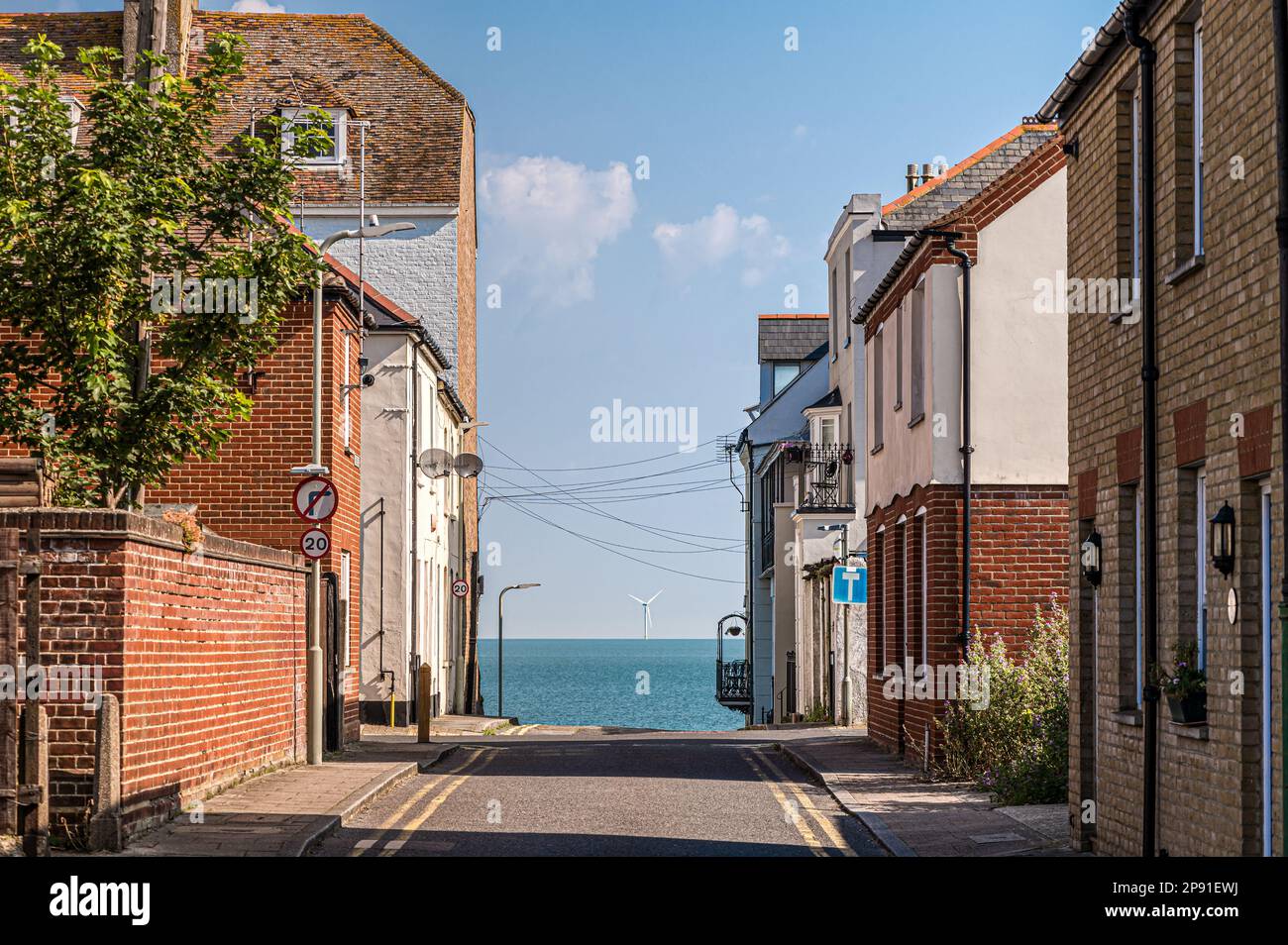 Case costiere con vista sul mare. Herne Bay, Kent, Regno Unito Foto Stock