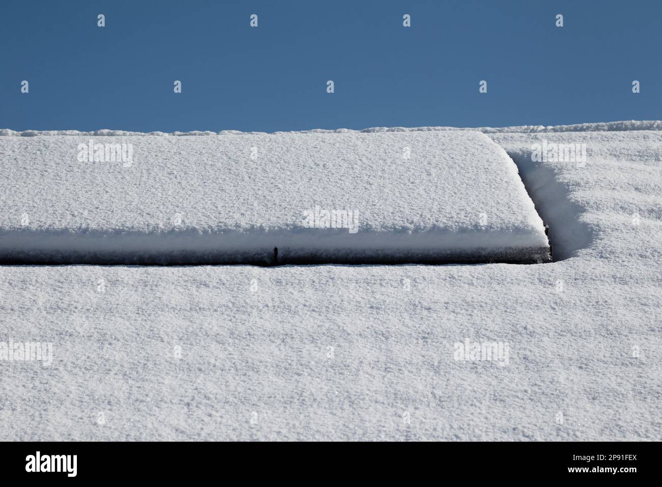 pannelli solari coperti di neve su una casa dopo una forte nevicata in inverno newtownabbey irlanda del nord regno unito 10th marzo 2023 Foto Stock