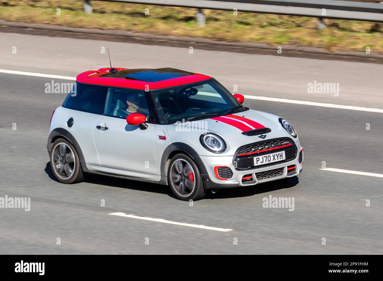 2020 Silver JOHN COOPER LAVORA MINI automatico a 1998cc 6 velocità; viaggiando sulla M61, Manchester, Regno Unito Foto Stock