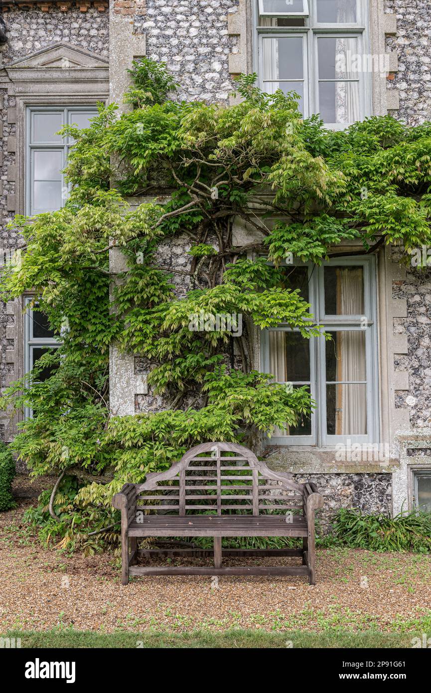 Panchina da giardino fuori Wiveton Hall 17th ° secolo Jacobean casa padronale, Norfolk, Regno Unito Foto Stock