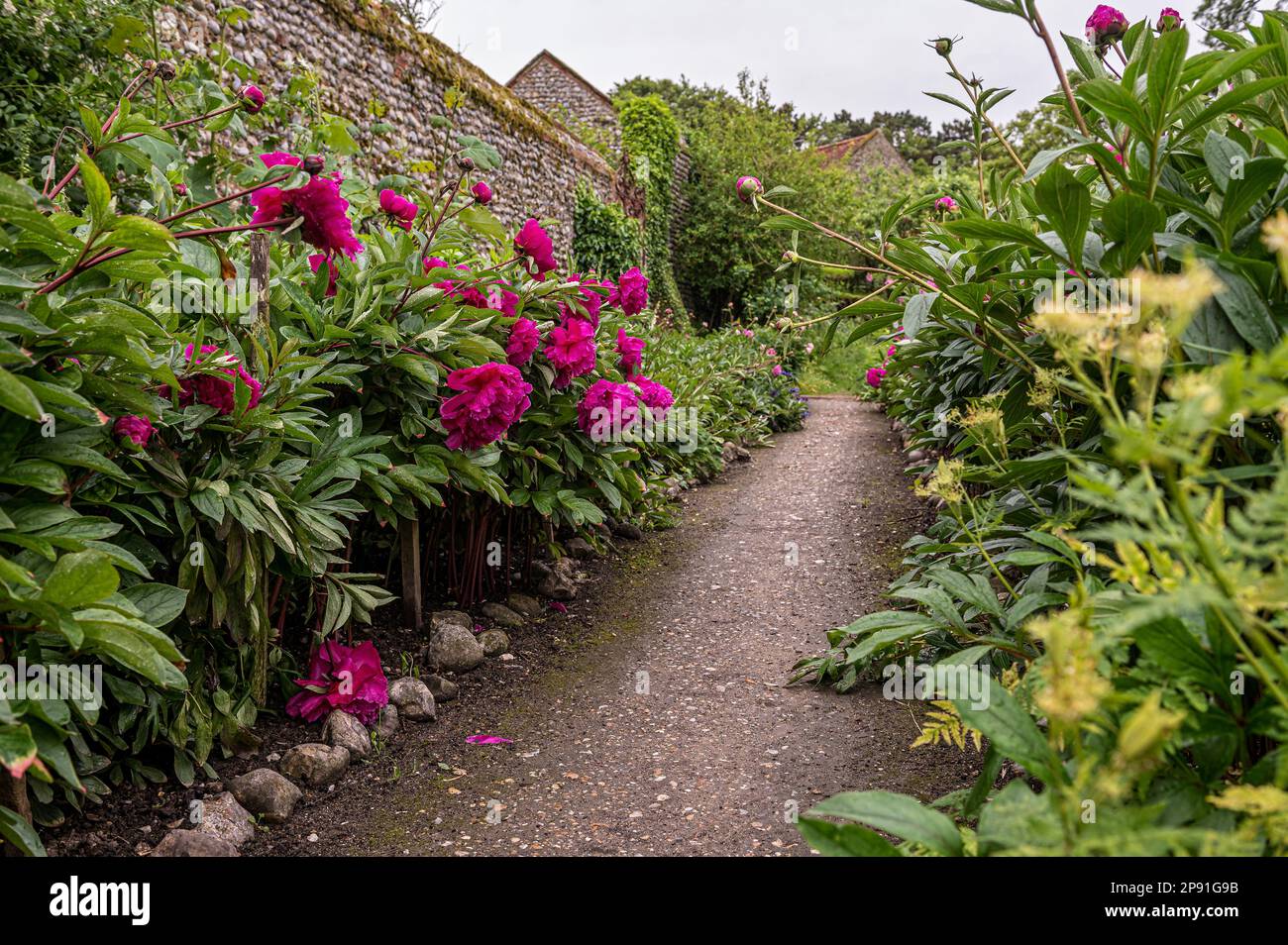 Giardino murato a Wiveton Hall 17th ° secolo casa padronale Jacobean, Norfolk, Regno Unito Foto Stock