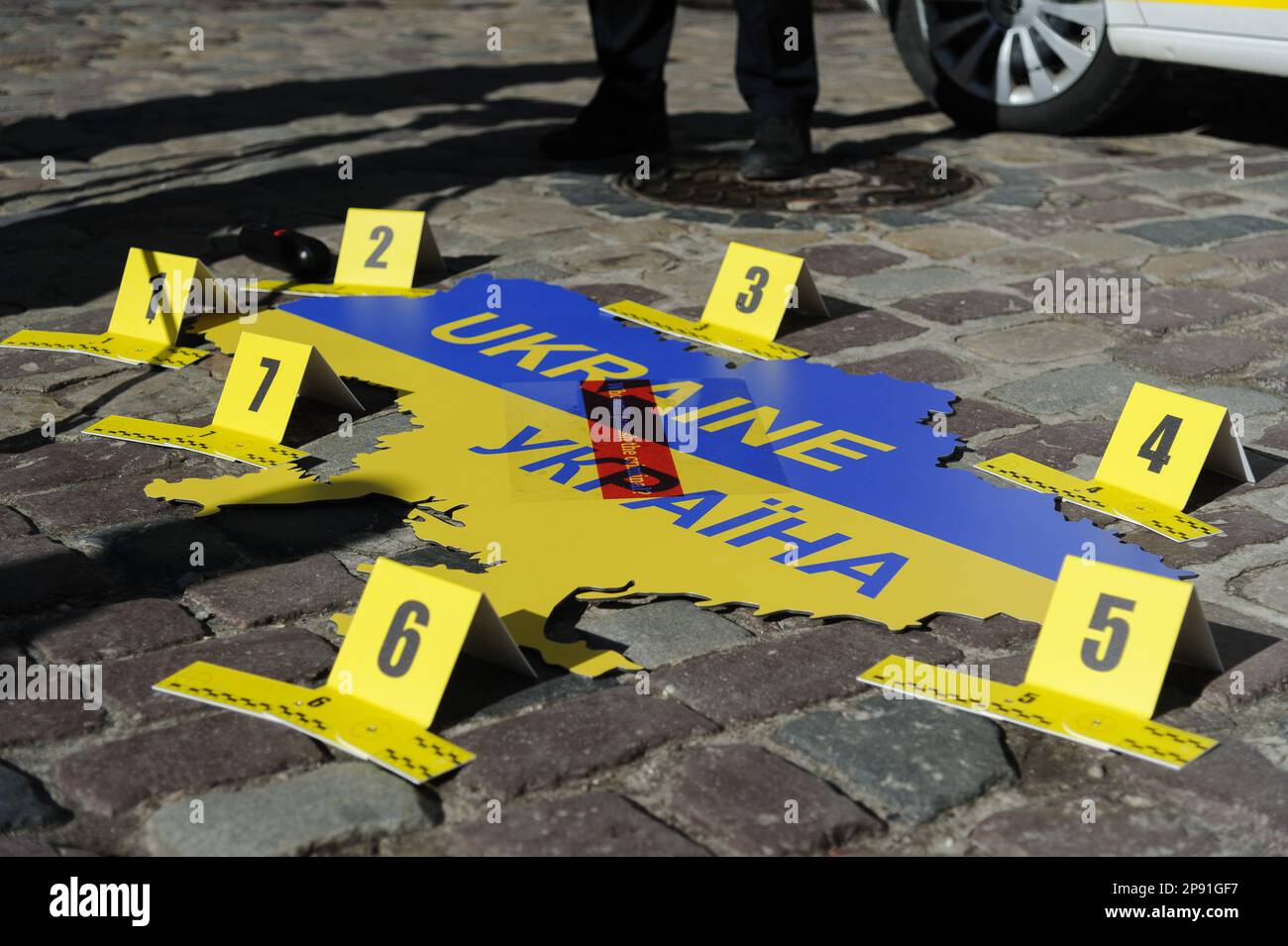 Lviv, Ucraina. 10th Mar, 2023. Una mappa Ucraina vista durante l'azione stradale 'Chi punirà il criminale?' A Lviv. L'obiettivo: Attirare l'attenzione del mondo sul fatto che gli occupanti russi devono rispondere per nome per i crimini commessi in Ucraina. (Foto di Mykola TYS/SOPA Images/Sipa USA) Credit: Sipa USA/Alamy Live News Foto Stock