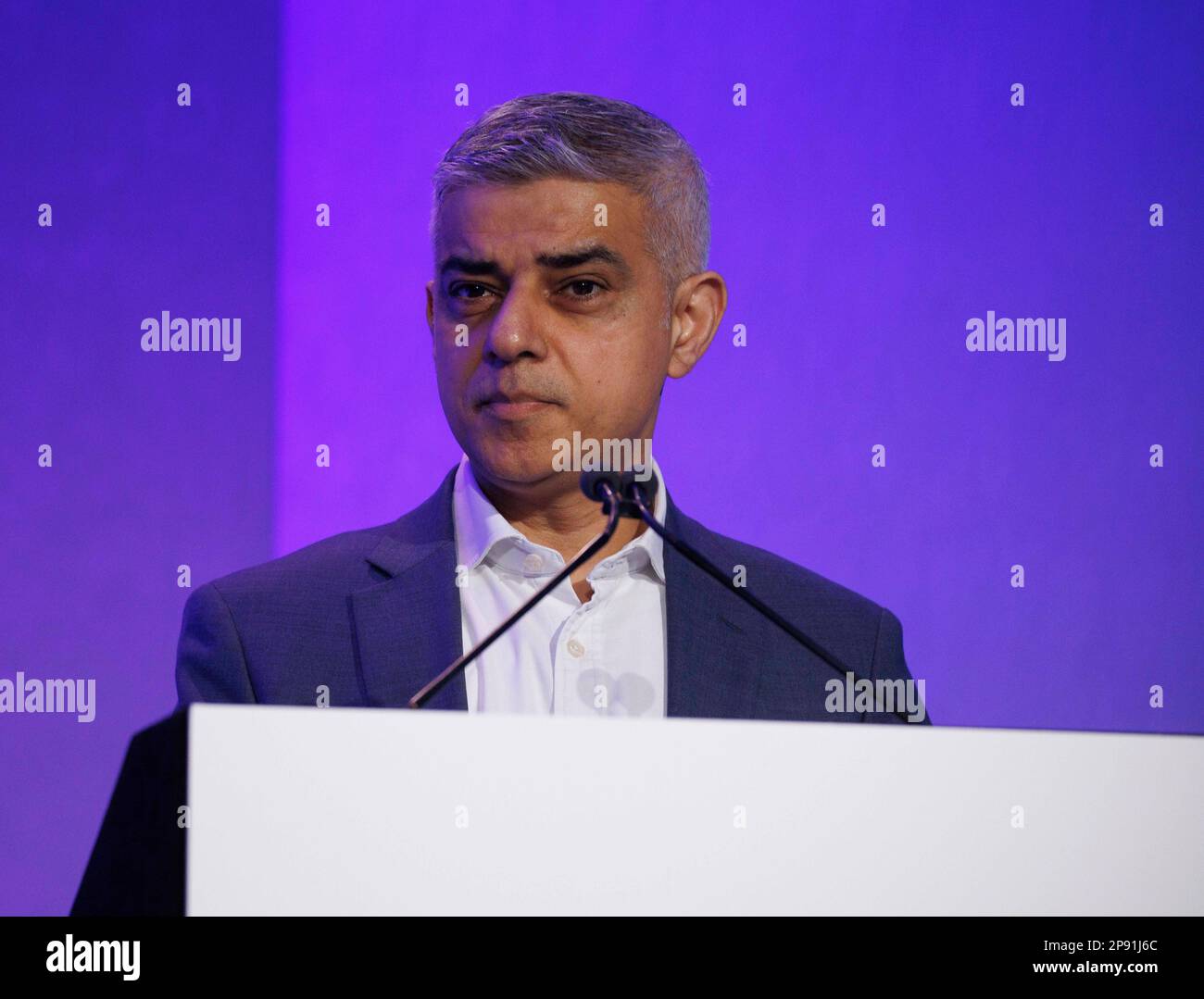 Londra, Regno Unito. 10th Mar, 2023. Il sindaco di Londra, Sadiq Khan, ha pronunciato il suo discorso chiave. Chiede una revisione radicale del sistema giudiziario penale. Signor Commissario, Claire Waxman OBE ospita un vertice sulle vittime principali che riunisce le vittime di reati, i sostenitori della comunità e gli alti esponenti della giustizia penale per condividere con forza le loro esperienze vissute e mettere in evidenza i settori del sistema giudiziario penale che necessitano di un cambiamento urgente. LondonÕs VictimsÕ Credit: Notizie dal vivo di Mark Thomas/Alamy Foto Stock