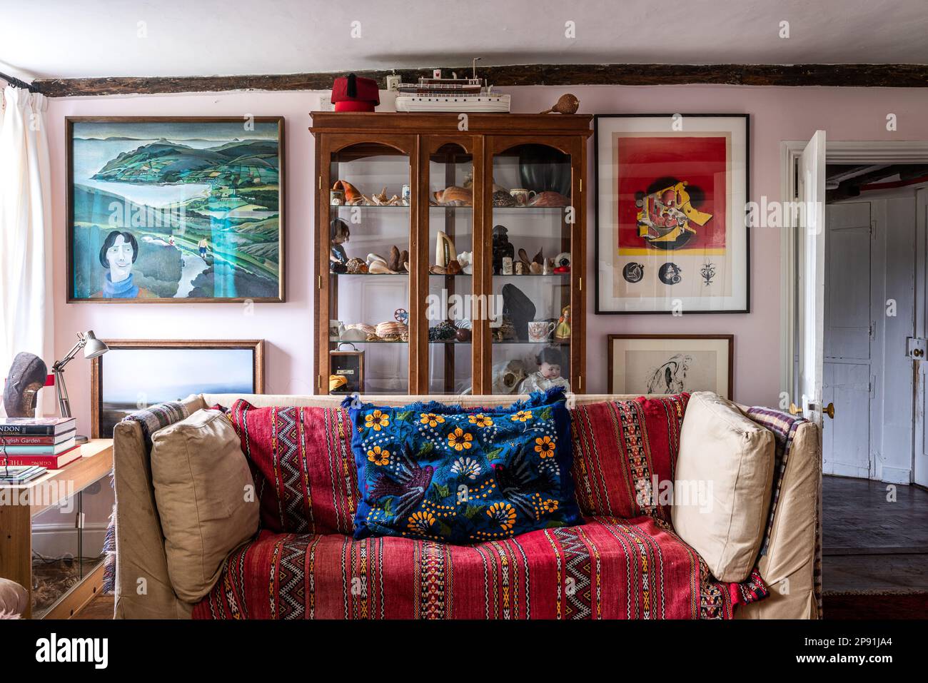 Cuscino messicano ricamato su kelim marocchino con mostra caso di curio in 16th ° secolo Tudor fattoria, Suffolk, Regno Unito. Foto Stock