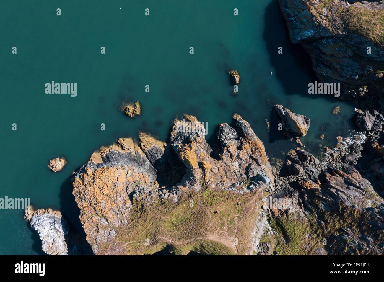 Howth, co. Dublino / Irlanda - Settembre 2020 : veduta aerea del faro di Baily su Howth Head. Intera penisola di Howth visibile nella cornice. Foto Stock