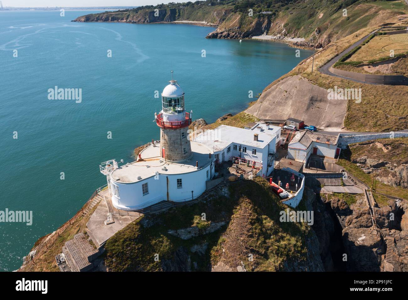 Howth, co. Dublino / Irlanda - Settembre 2020 : veduta aerea del faro di Baily su Howth Head. Intera penisola di Howth visibile nella cornice. Foto Stock