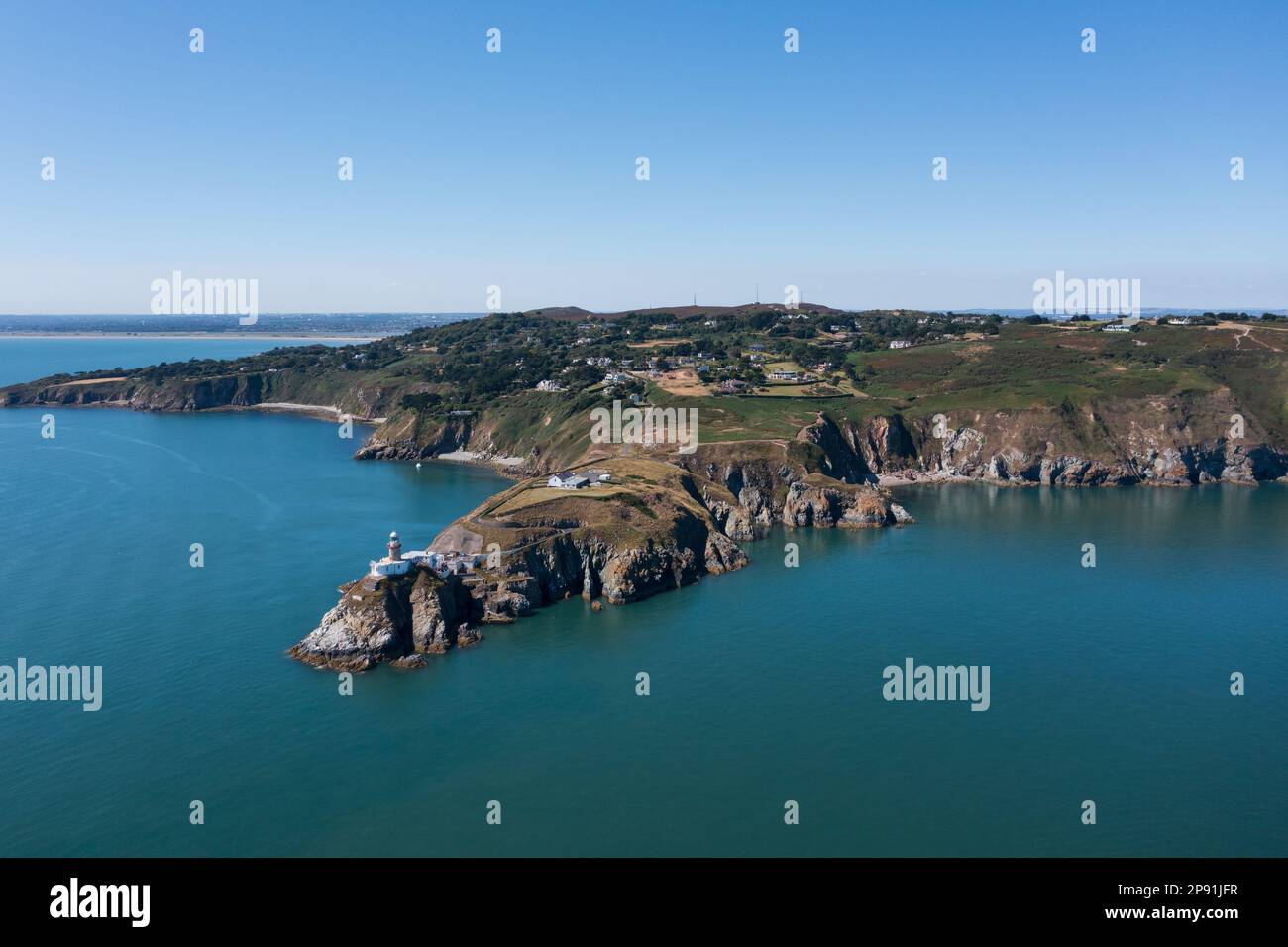 Howth, co. Dublino / Irlanda - Settembre 2020 : veduta aerea del faro di Baily su Howth Head. Intera penisola di Howth visibile nella cornice. Foto Stock