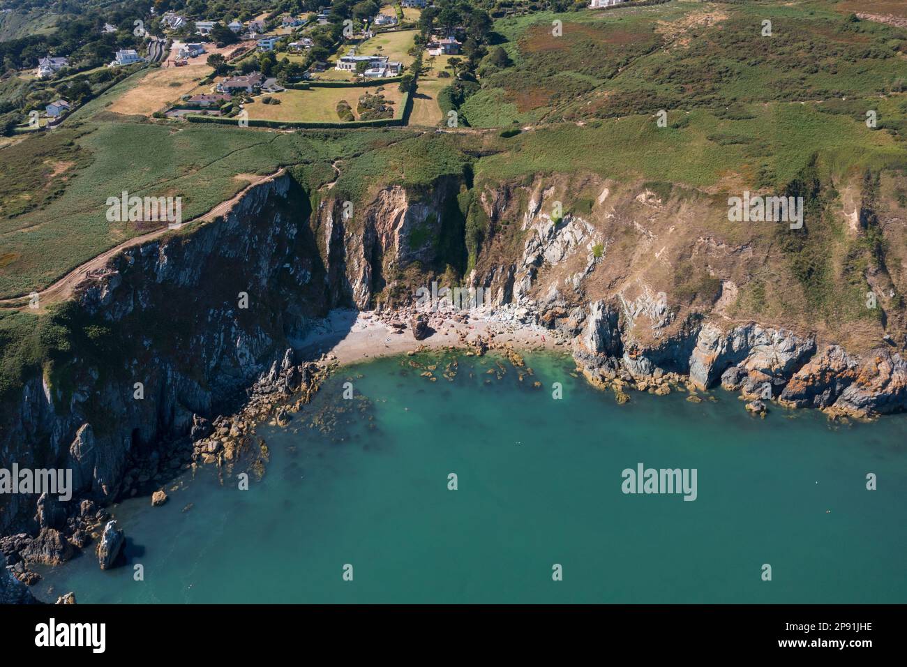 Howth, co. Dublino / Irlanda - Settembre 2020 : veduta aerea del faro di Baily su Howth Head. Intera penisola di Howth visibile nella cornice. Foto Stock