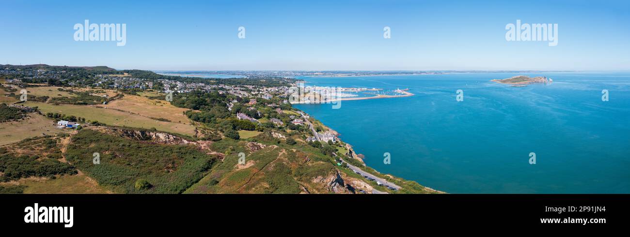Howth, co. Dublino / Irlanda - Settembre 2020 : veduta aerea del faro di Baily su Howth Head. Intera penisola di Howth visibile nella cornice. Foto Stock
