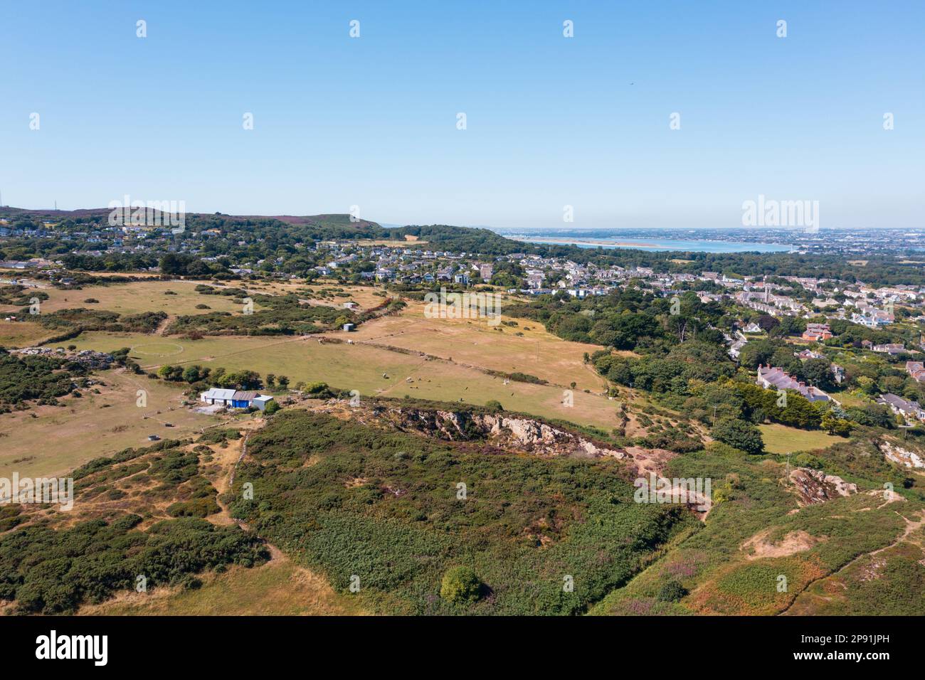 Howth, co. Dublino / Irlanda - Settembre 2020 : veduta aerea del faro di Baily su Howth Head. Intera penisola di Howth visibile nella cornice. Foto Stock