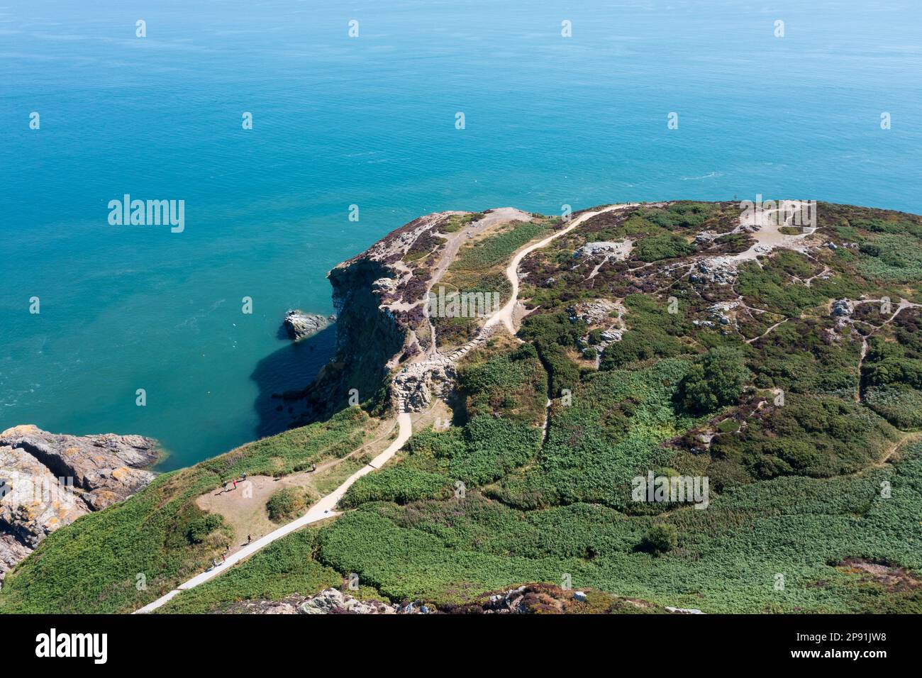 Howth, co. Dublino / Irlanda - Settembre 2020 : veduta aerea del faro di Baily su Howth Head. Intera penisola di Howth visibile nella cornice. Foto Stock