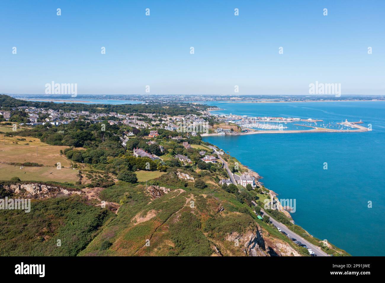 Howth, co. Dublino / Irlanda - Settembre 2020 : veduta aerea del faro di Baily su Howth Head. Intera penisola di Howth visibile nella cornice. Foto Stock