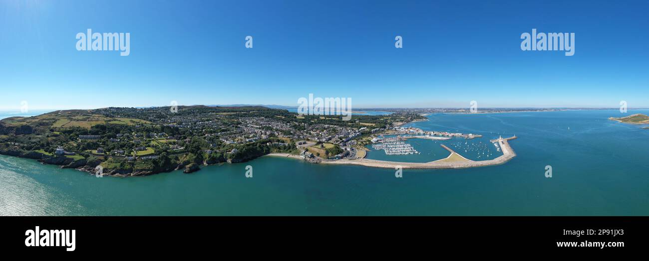 Howth, co. Dublino / Irlanda - Settembre 2020 : veduta aerea del faro di Baily su Howth Head. Intera penisola di Howth visibile nella cornice. Foto Stock