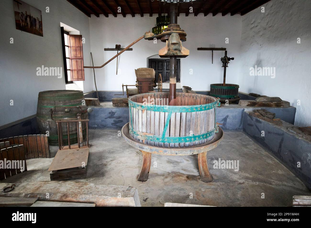 Vecchie attrezzature per la vinificazione in bodegas rubicon nella regione vinicola di la geria Lanzarote, Isole Canarie, Spagna Foto Stock