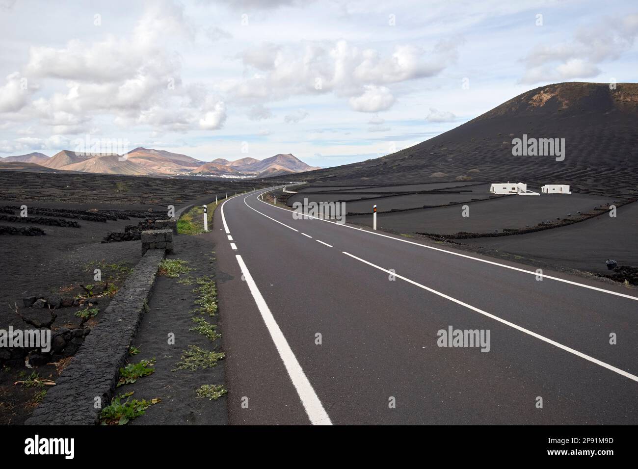lz-30 strada attraverso la regione vinicola di la geria yaiza Lanzarote, Isole Canarie, Spagna Foto Stock
