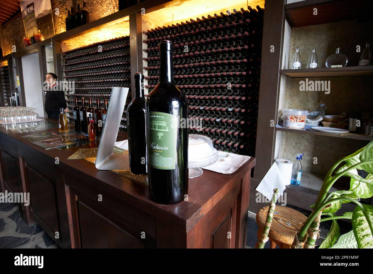 Vini e bicchieri come parte di una degustazione in un negozio di vini tour a bodegas rubicon nella regione vinicola di la geria Lanzarote, Isole Canarie, S Foto Stock