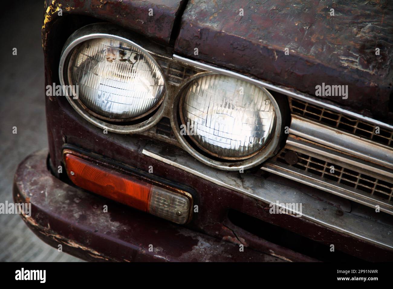 Vecchio, vintage faro auto close-up. Squallido, ruvida trasporto antichi Foto Stock